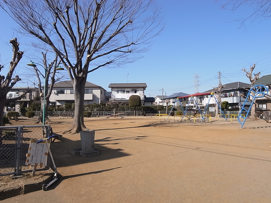 ローズ第二児童公園 240m 徒歩3分