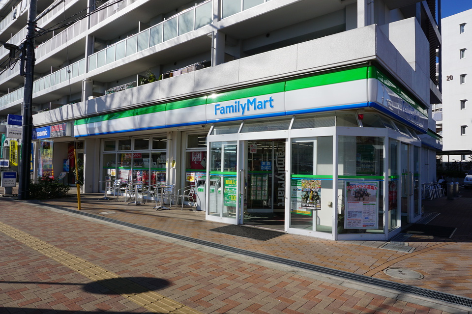 ファミリーマート高根公団駅前店 500m 徒歩7分