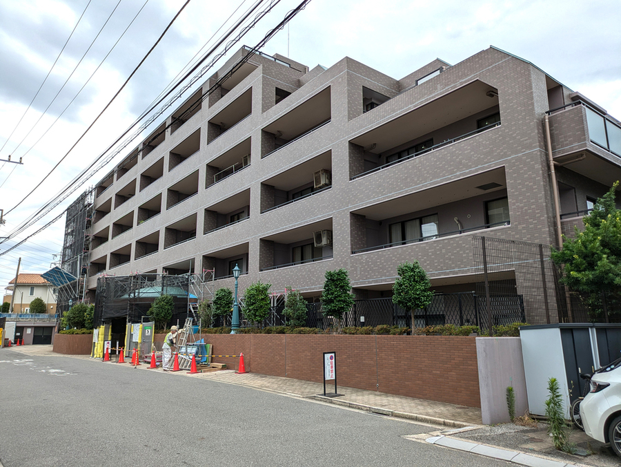 総タイル張りの落ち着いた外観です