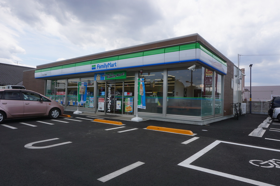 ファミリーマート八千代緑が丘駅南店 390m 徒歩5分